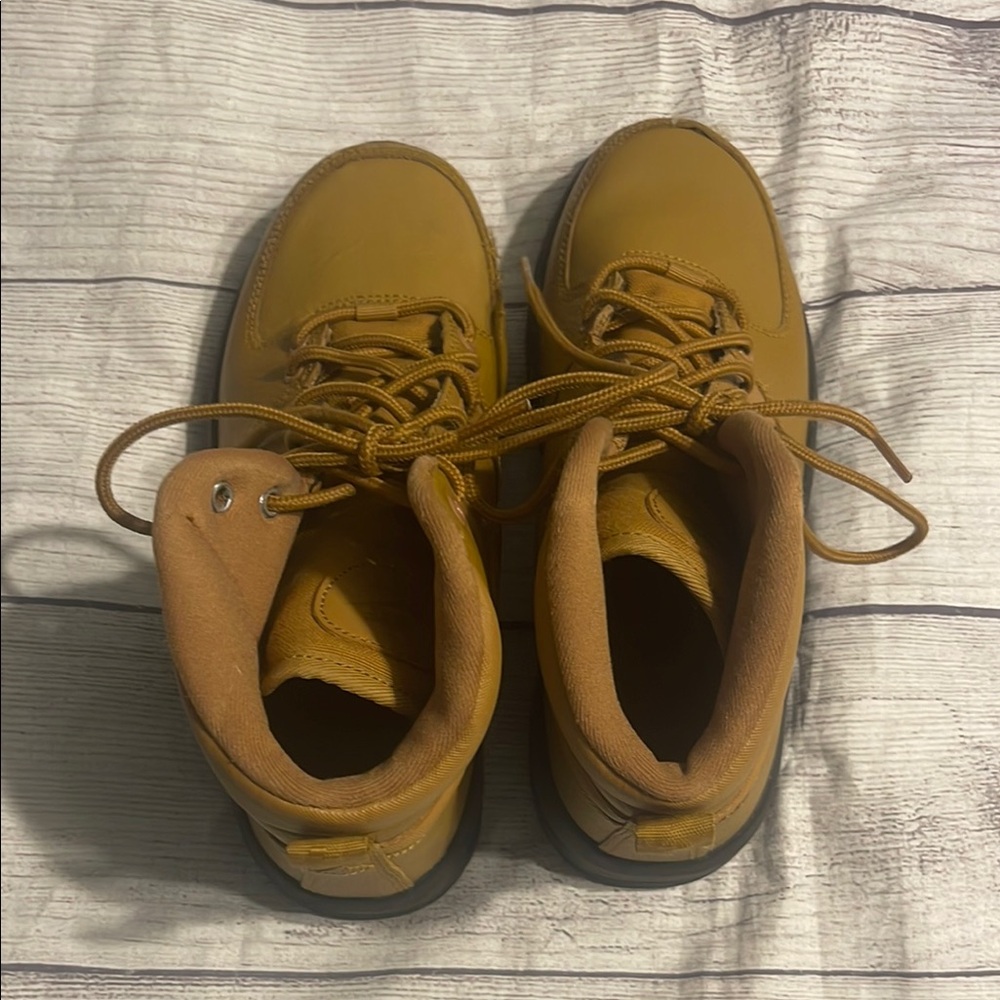 Boys size 5.5 Nike Manoa tan boots - Picture 2 of 6